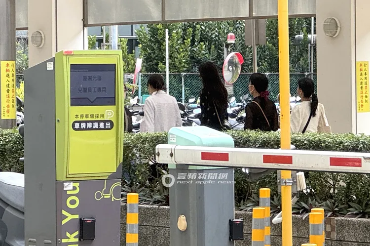 下午4點半，林志玲步出兒童醫院，醫護人員帶路前往台大醫院西址。特勤中心攝