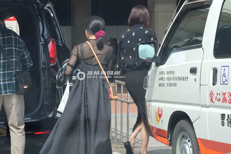 林志玲（右）穿上小外套，走進台大醫院。特勤中心攝
