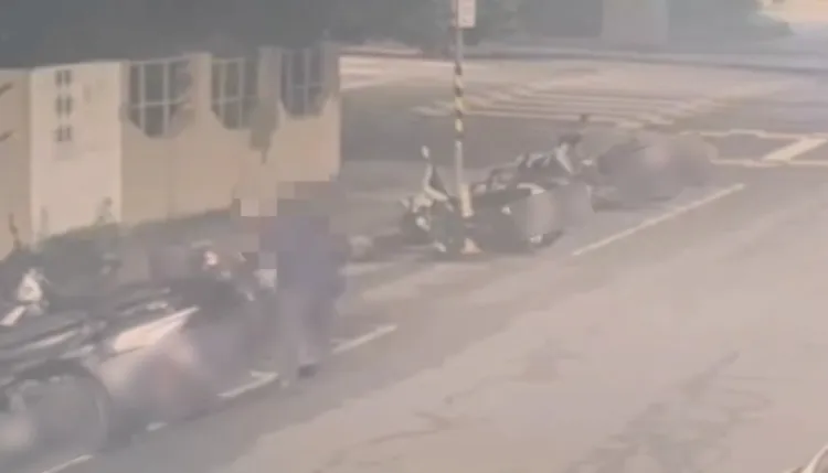 楊男徒手推倒路邊機車。翻攝畫面