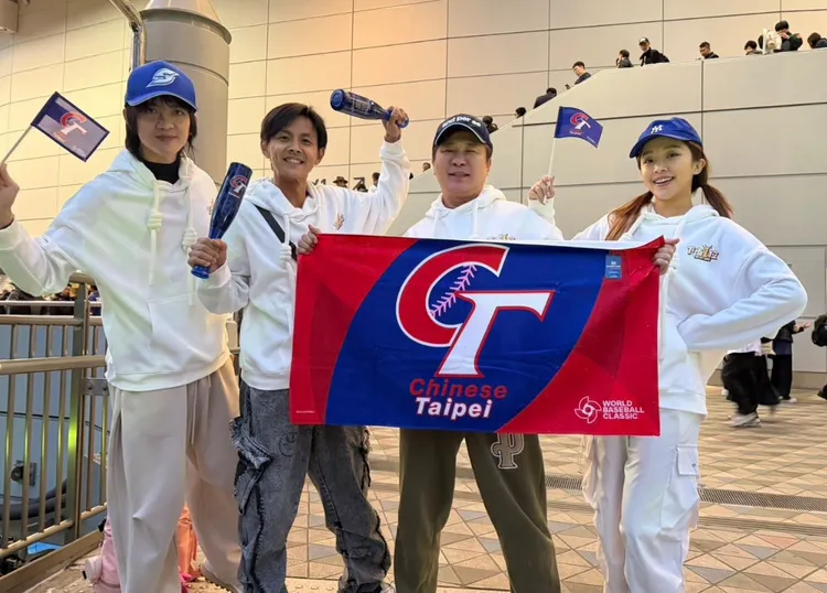 賴慧如（右起）、胡瓜、阿翔、郭忠祐一起應援。翻攝賴慧如臉書