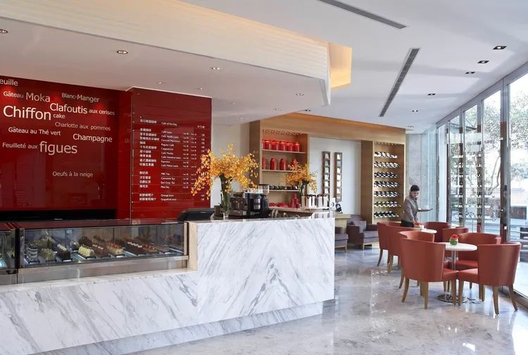 台南遠東香格里拉一樓品香坊，提供多元甜點與外帶服務，為消費者選購杜拜巧克力系列甜點。業者提供