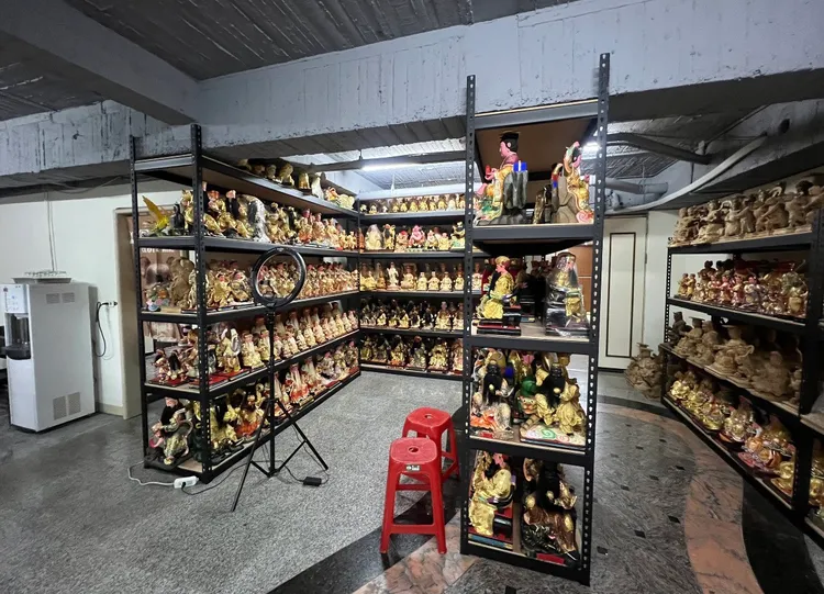 離職員工竊取上千神像、大批神明用品廉售圖利。翻攝畫面