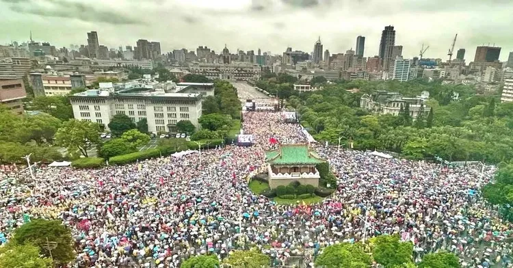 圖為去年426凱道遊行俯拍圖，對比之下民眾黨329顯得淒涼。資料照。