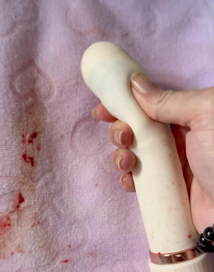投訴者取出按摩棒大量見血的當下錄影存證。投訴者提供