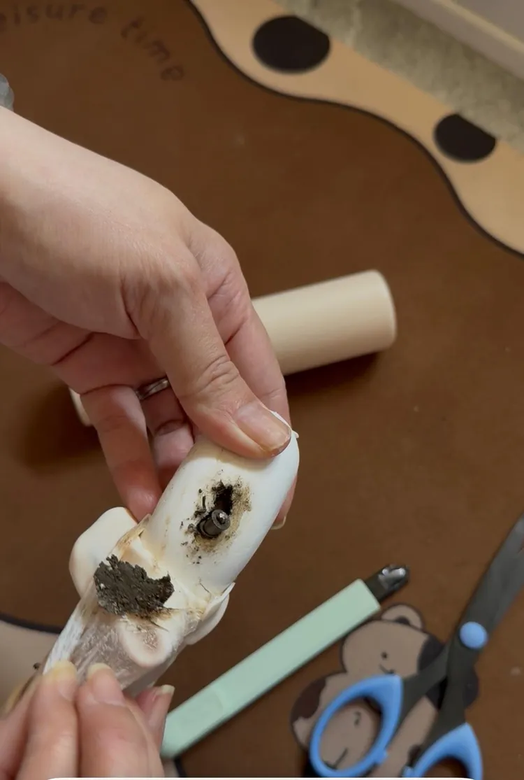 按摩棒裡竟有一根尖銳的零件刺破矽膠跑出導致刺傷。投訴者提供