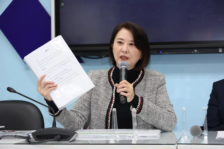 王鴻薇痛批，松指部屬於軍事管制區，官員私人行程若能隨意使用，恐涉及個人貪瀆的法律問題。莊宗達攝