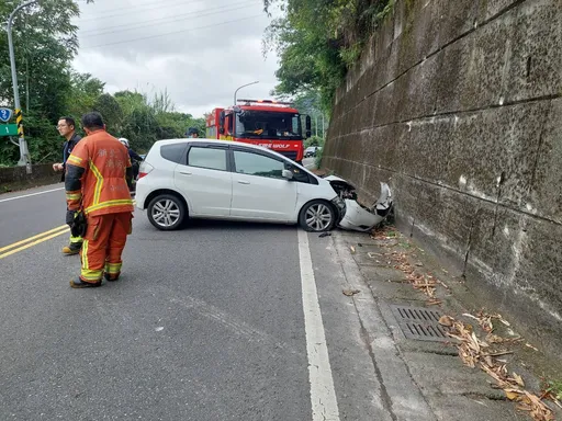 疑毒駕恍神逆向猛撞山壁！　新店男肋骨骨折送醫
