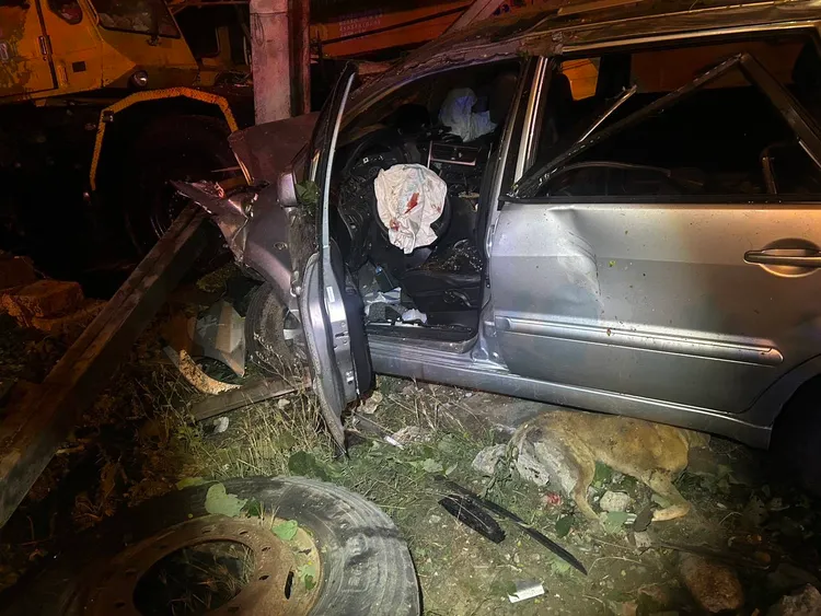 自小客車衝入吊車行內，駕駛傷重不治。翻攝畫面