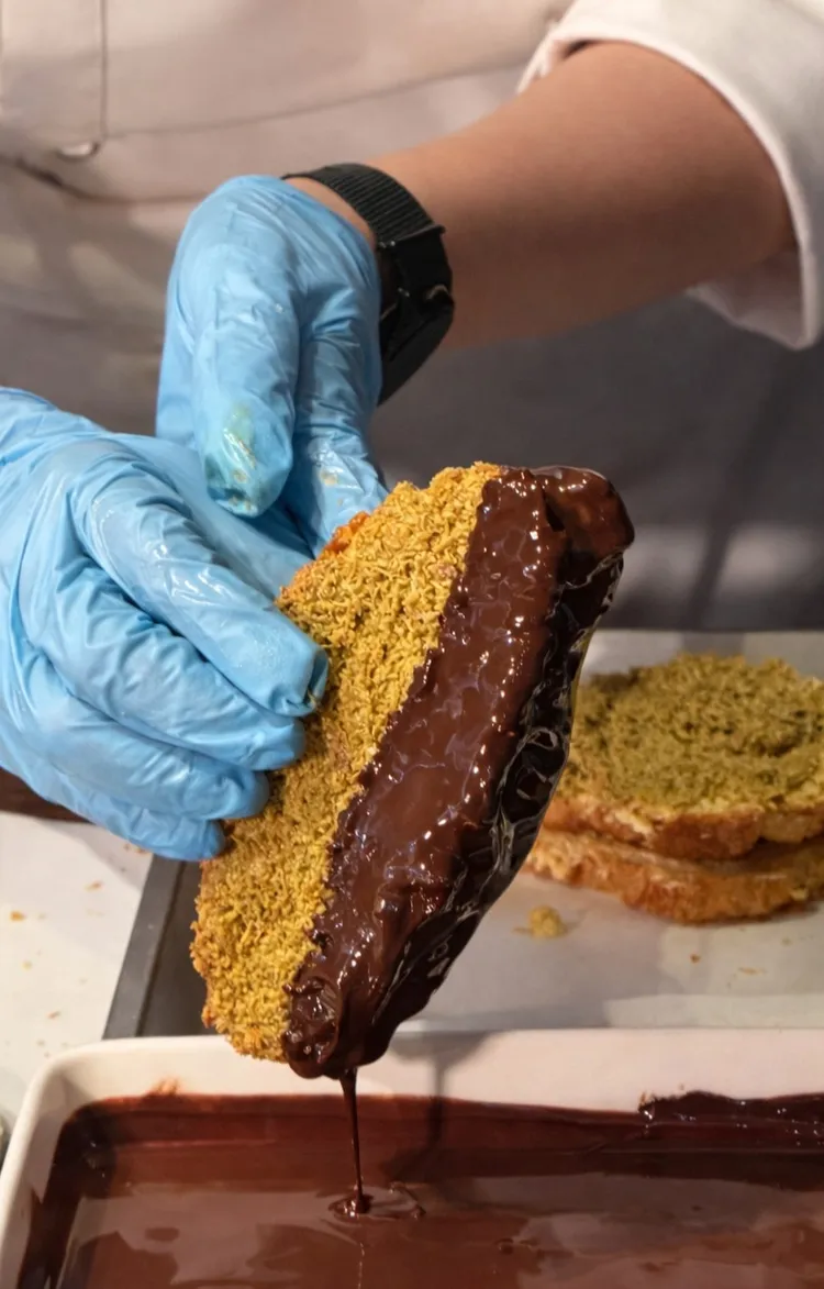 杜拜巧克力可頌加量狂銷，主廚團隊加班製作，務必滿足甜點控期待。業者提供