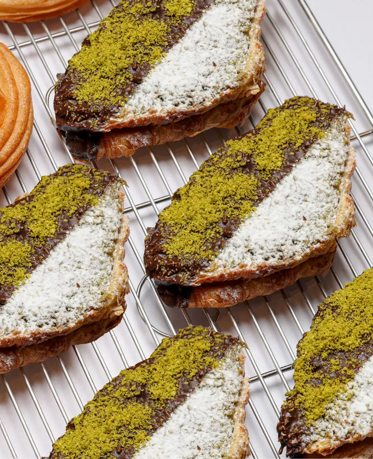 「杜拜巧克力可頌」結合Teddy Beurre House法式可頌工藝與杜拜巧克力迷人魅力。業者提供