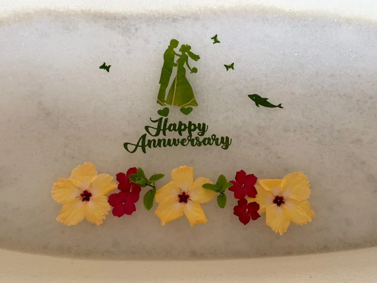 用樹葉剪影與花朵做成的浪漫裝飾，祝林熙蕾與老公結婚紀念日快樂。