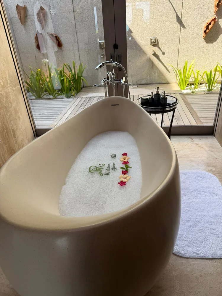 林熙蕾一進到飯店，就看到老公給她的驚喜。