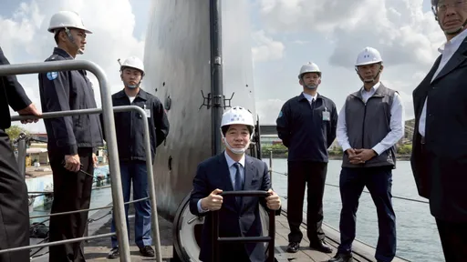 總統開箱海鯤號「鋼板凹凸、鉚釘沒栓」　顧立雄這樣說