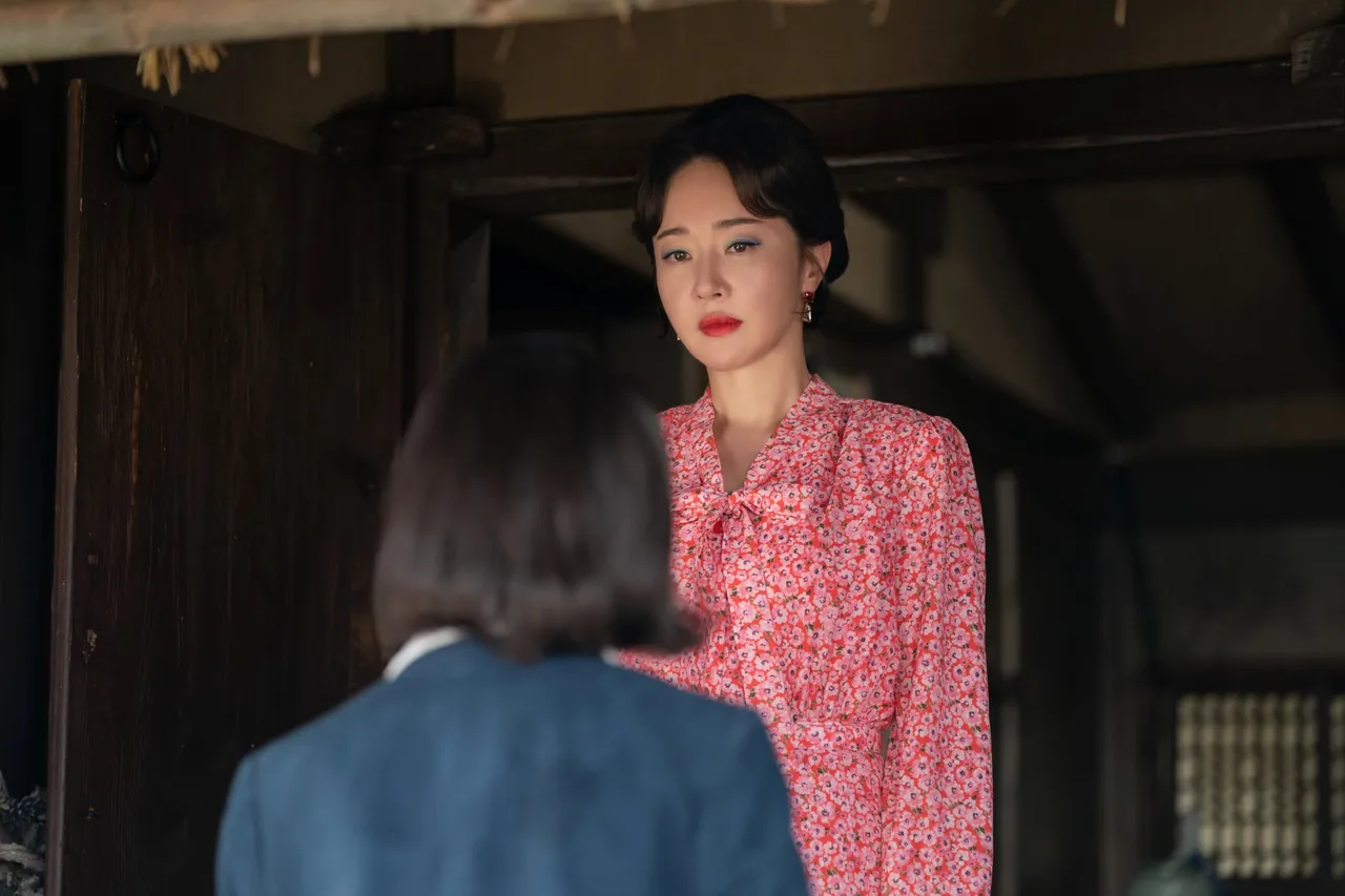 嚴志媛在《苦盡柑來遇見你》飾演IU繼父的第2任妻子。Netflix提供