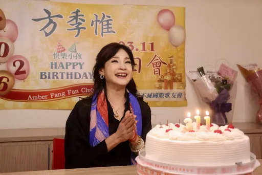 資深玉女歌手要59歲了！粉絲攜家帶眷提前幫慶生　凍齡美顏不科學