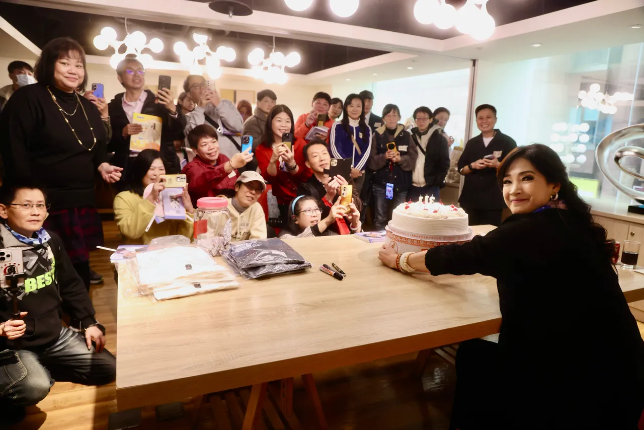 方季惟（右）與來自各地的粉絲提前慶生。尚時代文創娛樂提供