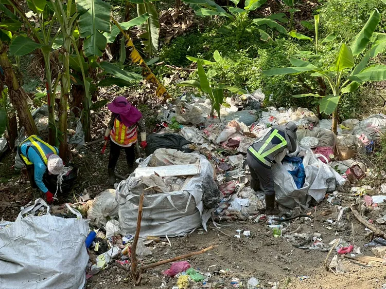 月世界2025年11月間發現大批非法棄置廢棄物。橋檢提供