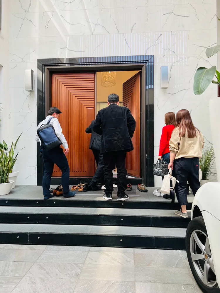 王定宇（左二）帶湧言會成員趙天麟（左一）、何博文（左三）進入常如山台南住家。