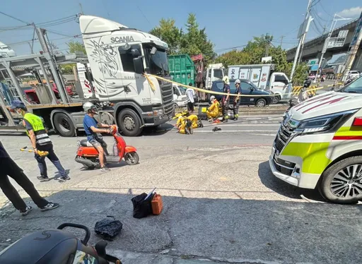 機車停拖板車右前側！一起步大車就追撞　女騎士當場失去生命徵象