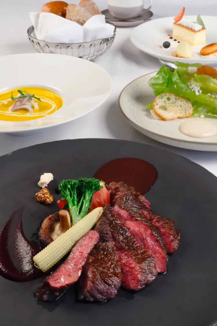 極炙牛排館午間品味套餐。日月千禧提供