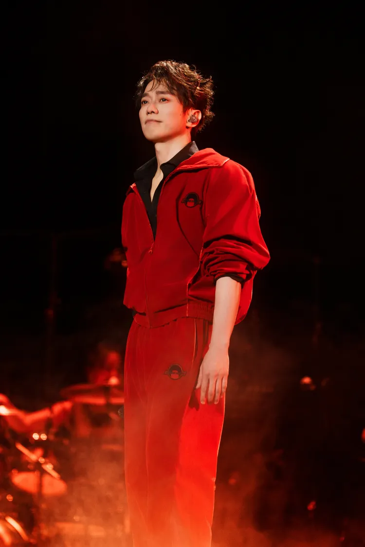 張棟樑昨開唱一身喜氣紅趣稱自己是「紅包」。張棟樑第二十一個故事巡演官方提供