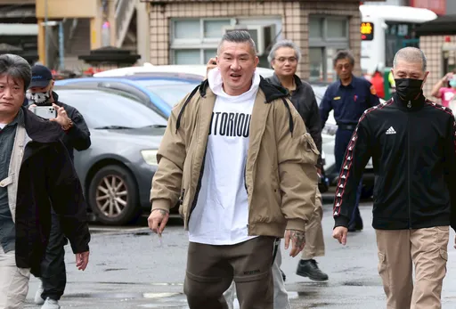 直播嗆「斬首賴清德」被訴　館長今早微笑出庭！警力全程監控