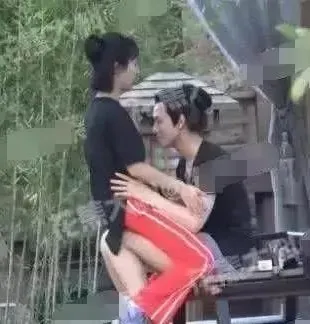 楊紫曾被拍到探班秦俊杰，坐他大腿上撒嬌。翻攝微博