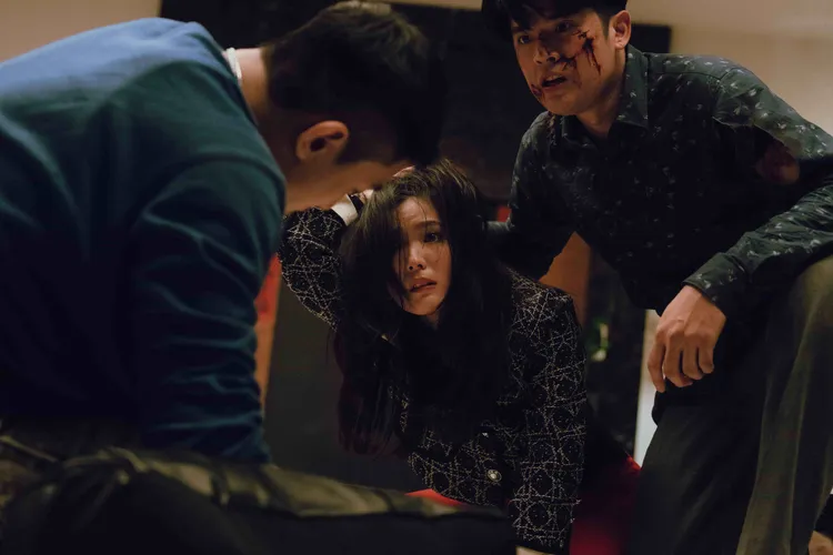 《死亡之握：鬼牽手》以一場久違重聚為起點。網銀國際影視提供