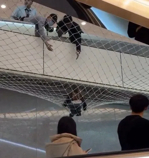 桃園機場幼童自電扶梯翻越圍籬墜防護網　機場公司急救援