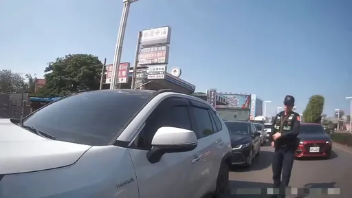 綠燈不動竟是醉倒車上！　桃警喚醒昏睡駕駛酒測值0.65送辦