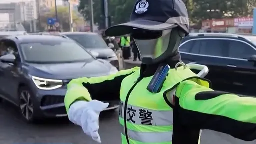 深圳AI機器人交警開始上班　指揮交通還能揪未戴安全帽