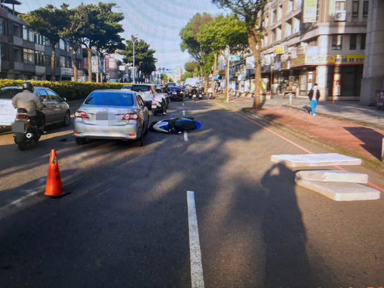 一張床墊引發連環車禍，女騎士險遭汽車輾過。翻攝畫面