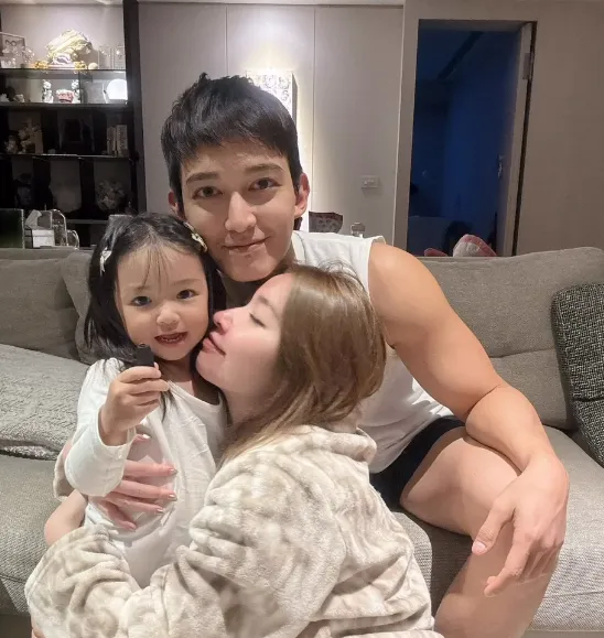 許維恩、王家梁及女兒一家三口。翻攝許維恩IG
