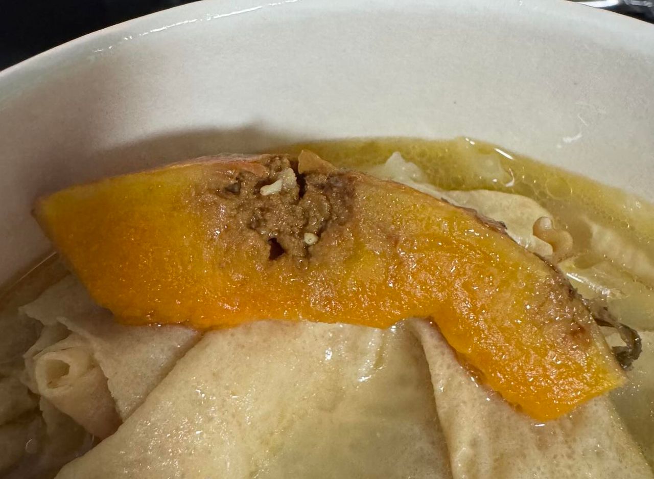 台中連鎖火鍋店外帶驚魂!南瓜爛掉「都是蛆」 消費者崩潰發文