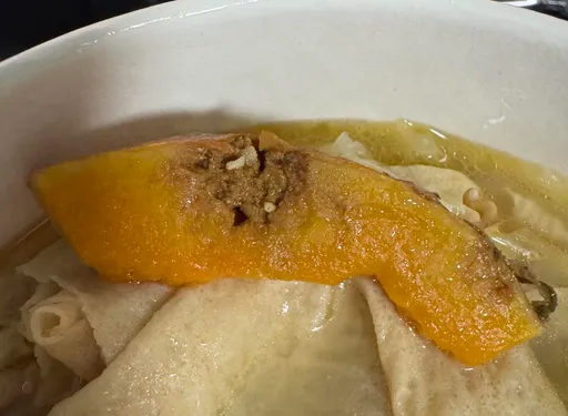 台中連鎖火鍋店外帶驚魂！南瓜爛掉「都是蛆」　消費者崩潰發文