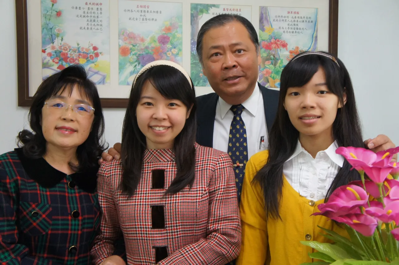 陳光復妻子放上全家合影。翻攝自陳光復臉書