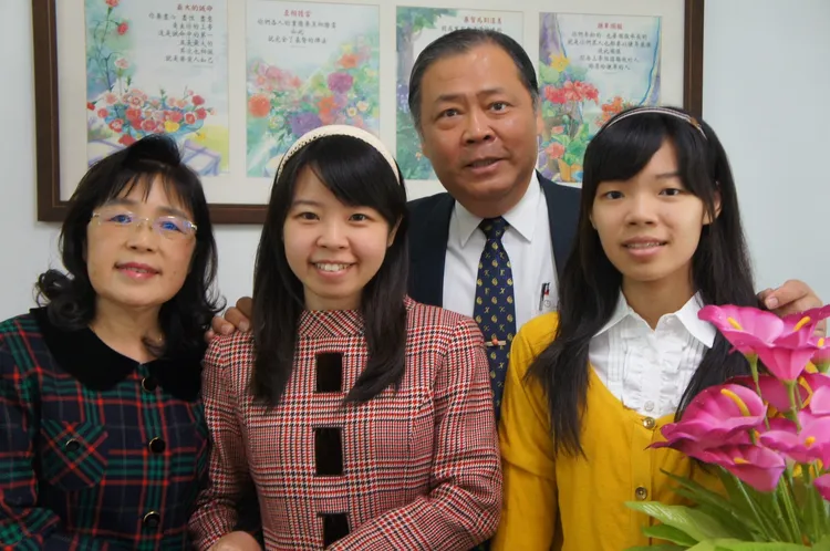 陳光復妻子放上全家合影。翻攝自陳光復臉書