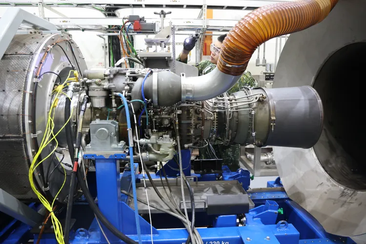 陸軍航空基地廠官兵，進行AH1Z眼鏡蛇直昇機檢修作業。記者李俊毅攝