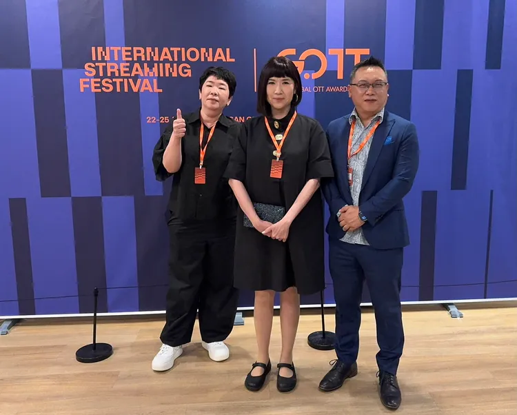 《化外之醫》製作人湯昇榮（右起）、編劇張世嫺與温郁芳去年8月赴釜山出席全球OTT獎頒獎典禮，抱回最佳亞洲內容獎。翻攝化外之醫臉書
