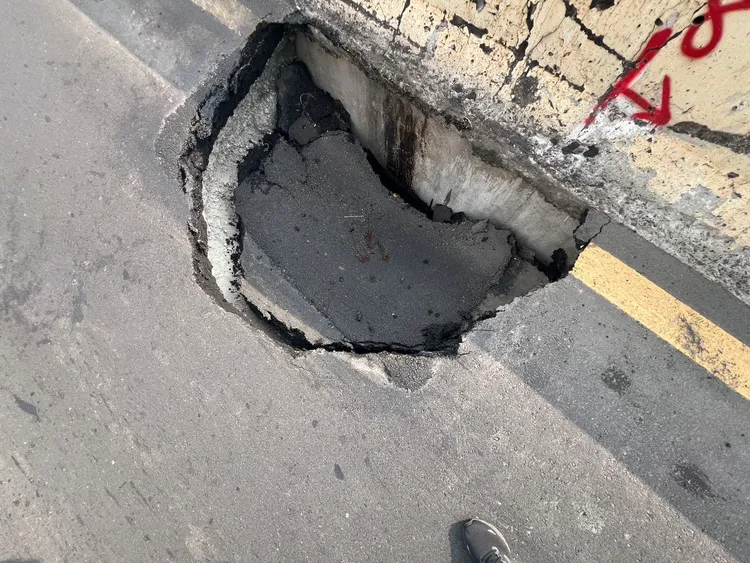 淡水道路突出現長寬約2公尺、深1公尺的坑洞。翻攝畫面