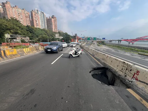 淡水民權路驚現2米「天坑」占車道　警急封線疏導交通