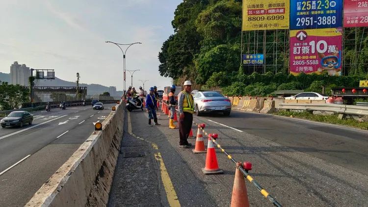 淡水民權路中央分隔島內側車道突然驚現一處長寬約2公尺、深1公尺的坑洞，淡北道路工程人員也在現場了解。翻攝畫面