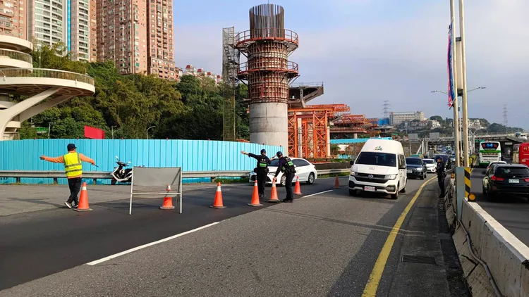 警方現場疏導交通。翻攝畫面