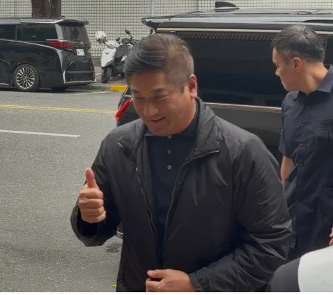 經典賽後辜仲諒微笑出庭　贏韓國開心比大拇指:「開香檳、放鞭炮」