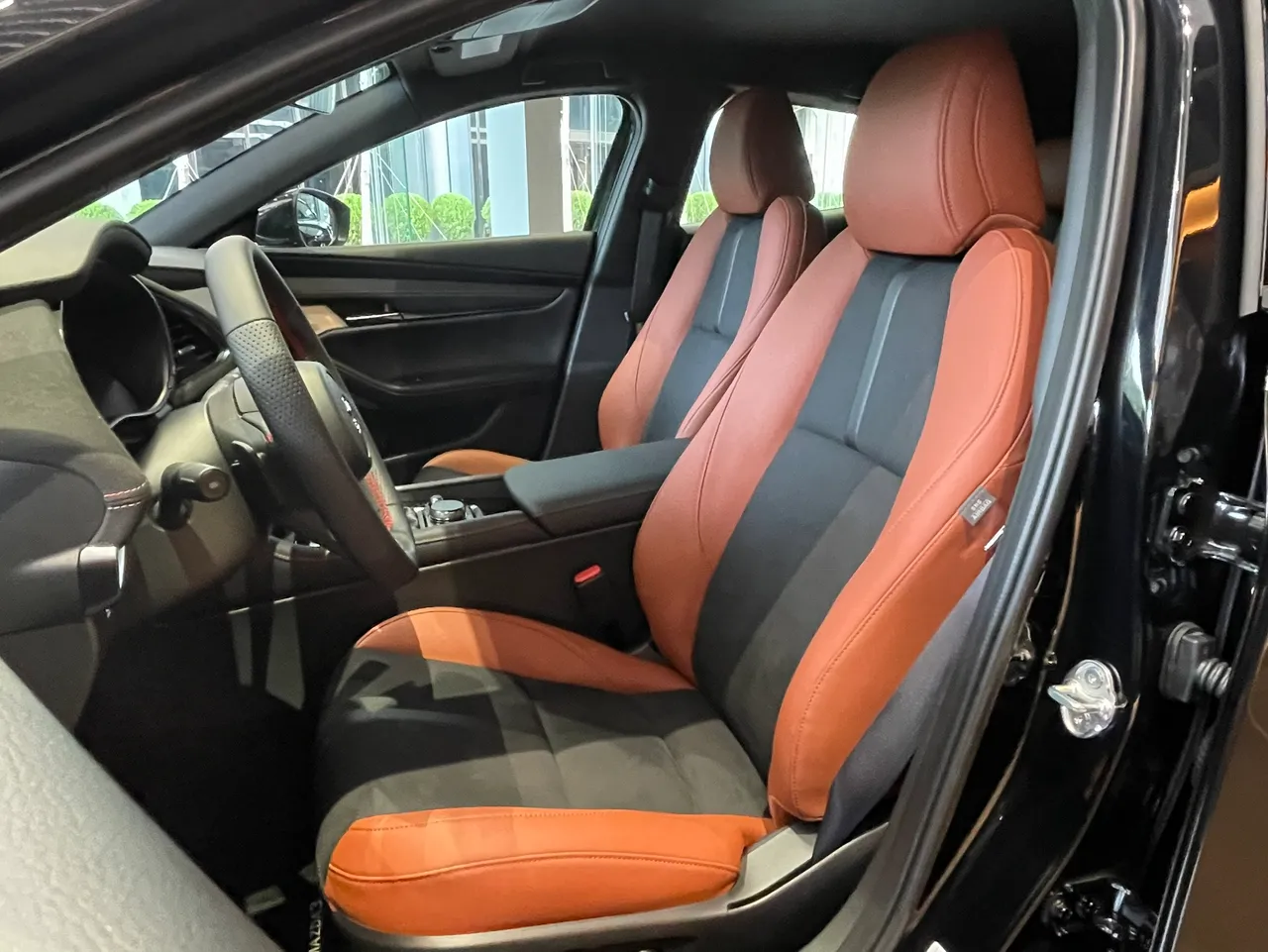 內裝採黑色Leganu麂皮質感鋪陳，搭配「赤陶紅」雙色座椅。林浩昇攝