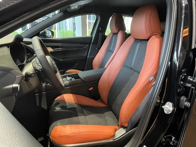 內裝採黑色Leganu麂皮質感鋪陳，搭配「赤陶紅」雙色座椅。林浩昇攝