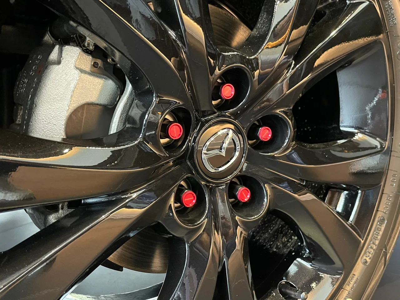 高剛性螺帽採鉻釩鋼材質打造，兼顧結構強度與視覺識別。林浩昇攝