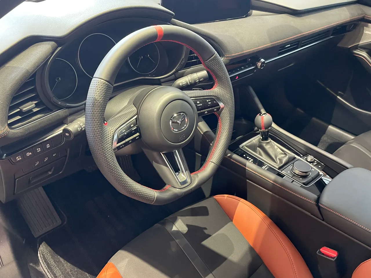 內裝主要升級NAPPA真皮運動化平底方向盤、真皮球型排檔頭。林浩昇攝