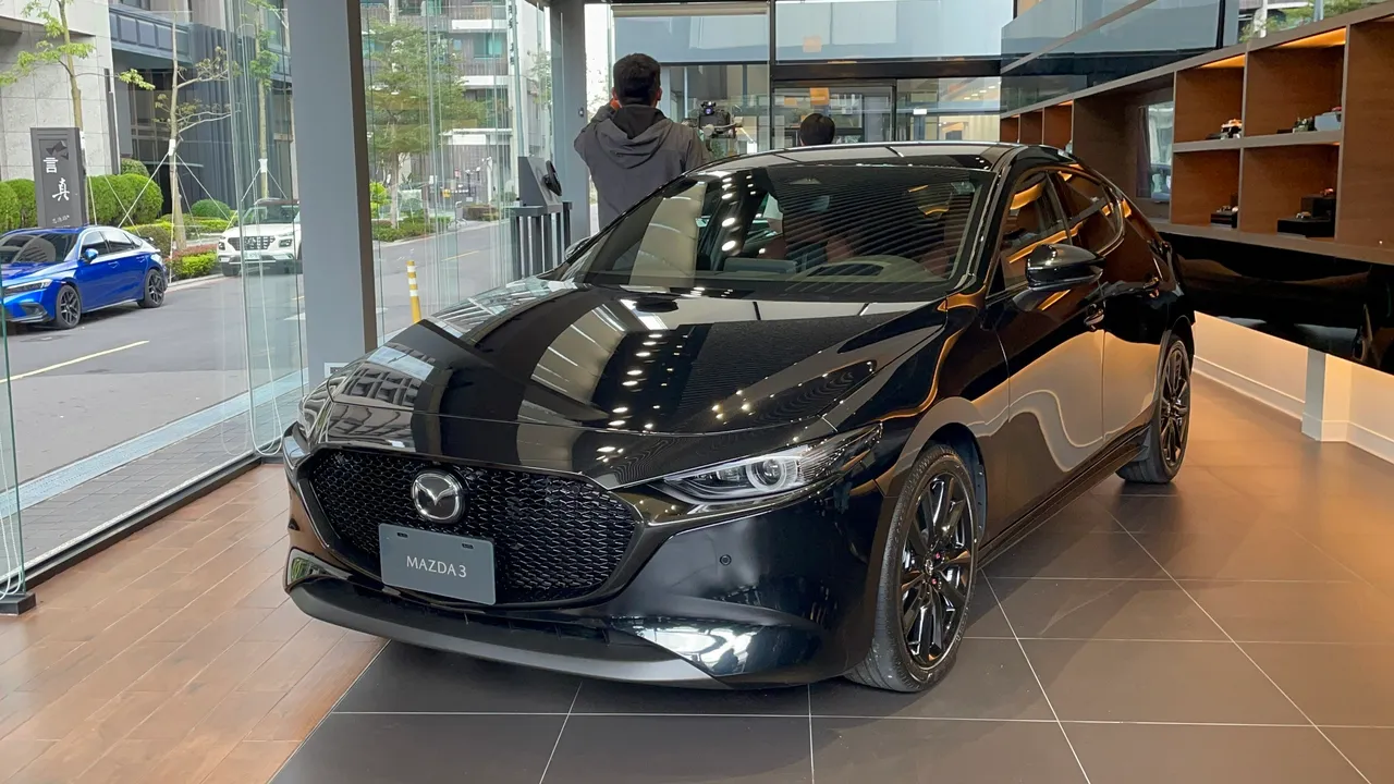 MAZDA3 HOMURA與MAZDA CX-30 HOMURA外觀延續Retro Sports Edition黑化元素，包括爍黑魂動之翼、水箱護罩、後視鏡外蓋與鋁圈配置。林浩昇攝