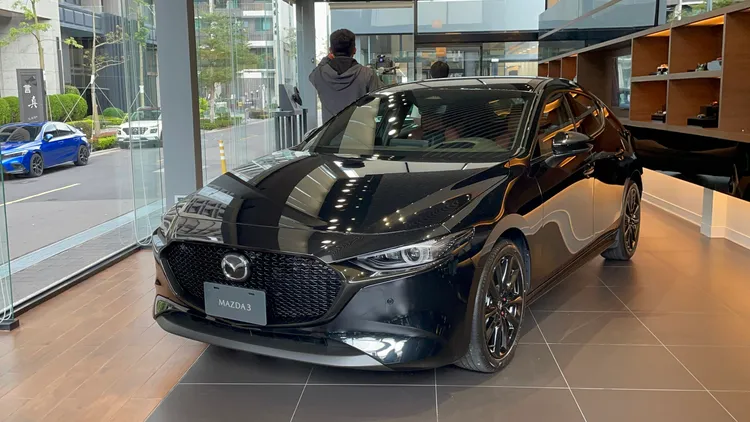 MAZDA3 HOMURA與MAZDA CX-30 HOMURA外觀延續Retro Sports Edition黑化元素，包括爍黑魂動之翼、水箱護罩、後視鏡外蓋與鋁圈配置。林浩昇攝